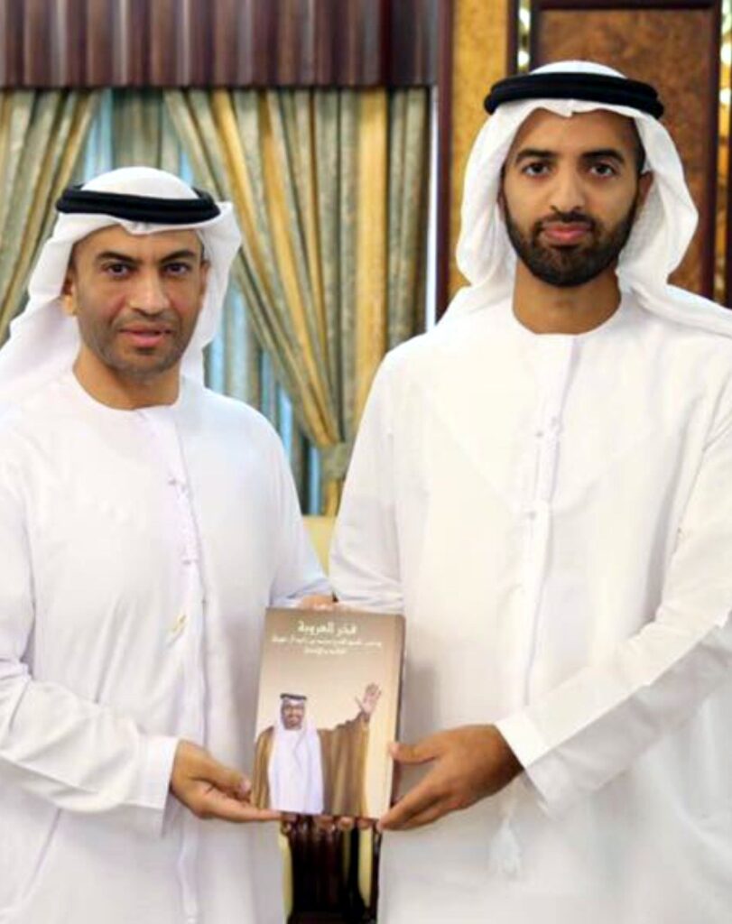 سمو الشيخ محمد بن سعود بن صقر القاسمي، ولي عهد رأس الخيمة، يتسلم نسخة من كتاب «فخر العروبة» من مؤلفه الدكتور سالم الكتبي.