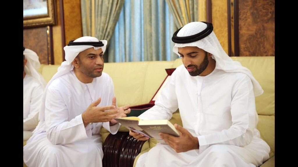 سمو ولي عهد رأس الخيمة يطّلع على كتاب «فخر العروبة» بحضور مؤلفه الدكتور سالم الكتبي.