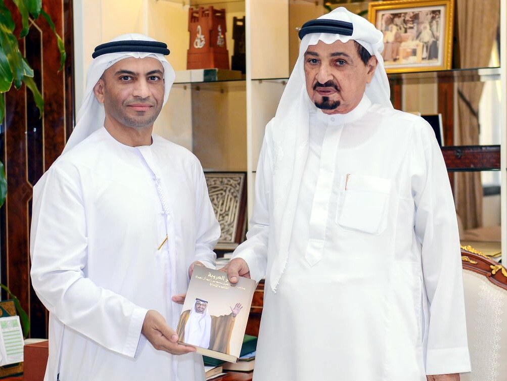 صاحب السمو الشيخ حميد بن راشد النعيمي، عضو المجلس الأعلى للاتحاد حاكم عجمان، يتسلم نسخة من كتاب «فخر العروبة» من مؤلفه الدكتور سالم الكتبي، 2017.