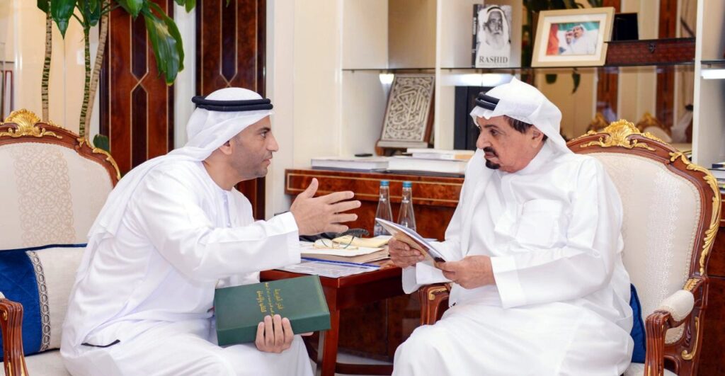 صاحب السمو حاكم عجمان يطّلع على كتاب «فخر العروبة» خلال استقباله الدكتور سالم الكتبي.