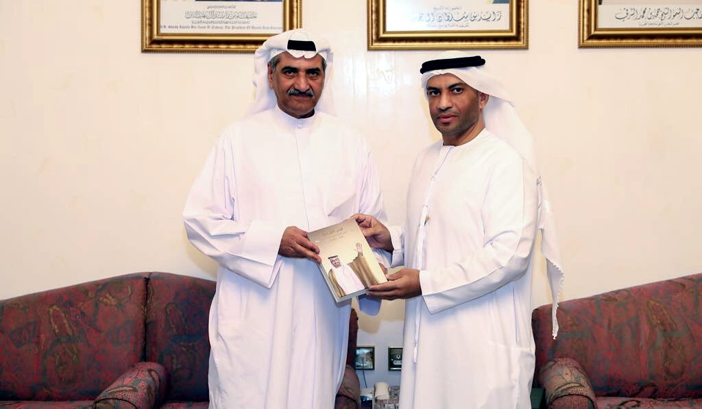صاحب السمو الشيخ حمد بن محمد الشرقي، عضو المجلس الأعلى للاتحاد حاكم الفجيرة، يتسلم نسخة من كتاب «فخر العروبة» من مؤلفه الدكتور سالم الكتبي.