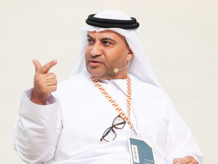 الدكتور سالم الكتبي متحدثًا في جلسة حوارية بمعرض أبوظبي الدولي للكتاب